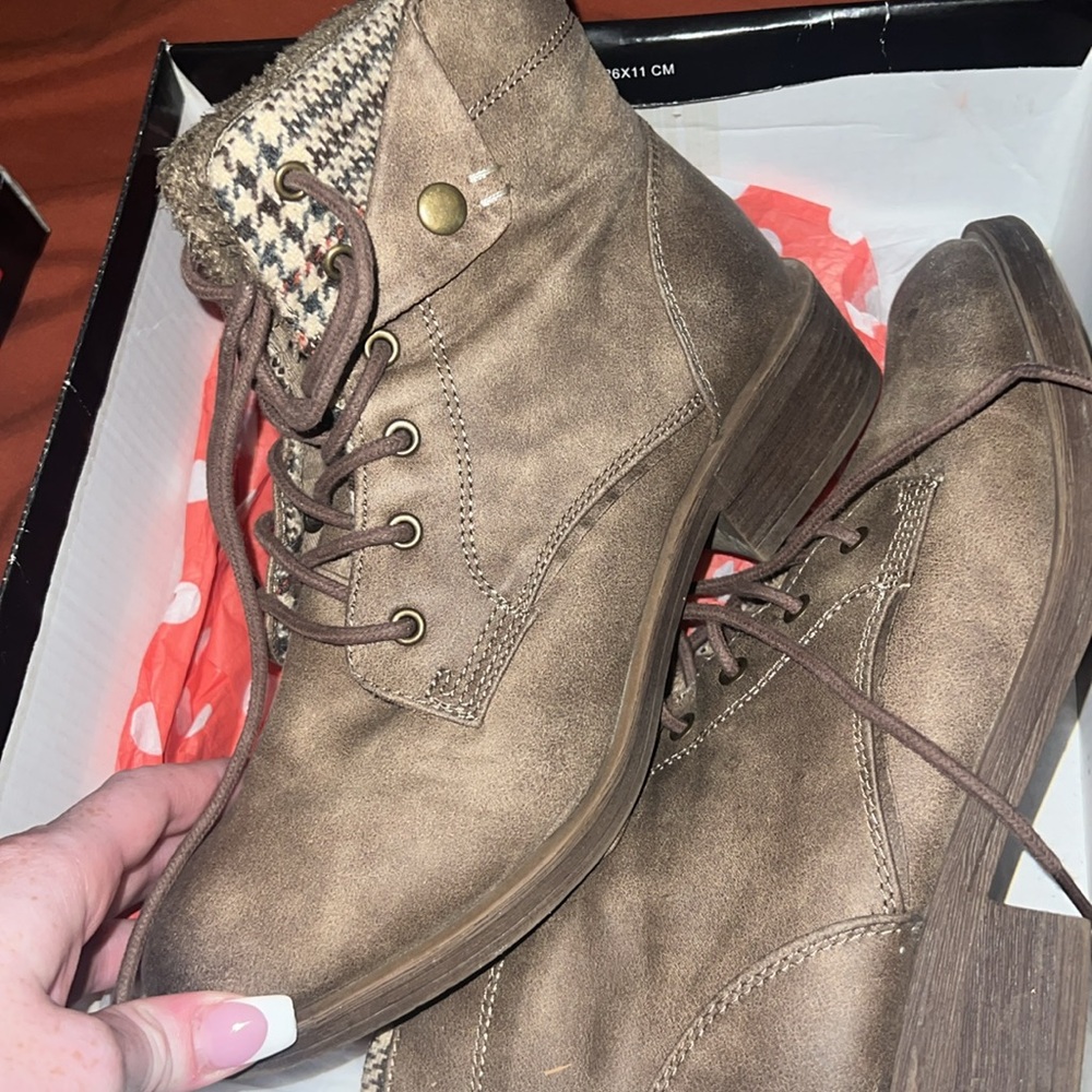 Boots - Picture 4 of 4